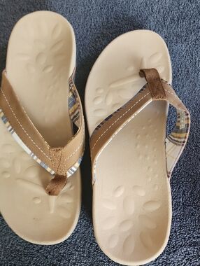 MEGNYA Tan & Yellow Plaid Strap Flip Flop Sandals